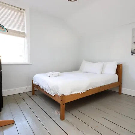 Central Cardiff Victorian Town House Free Parking-3